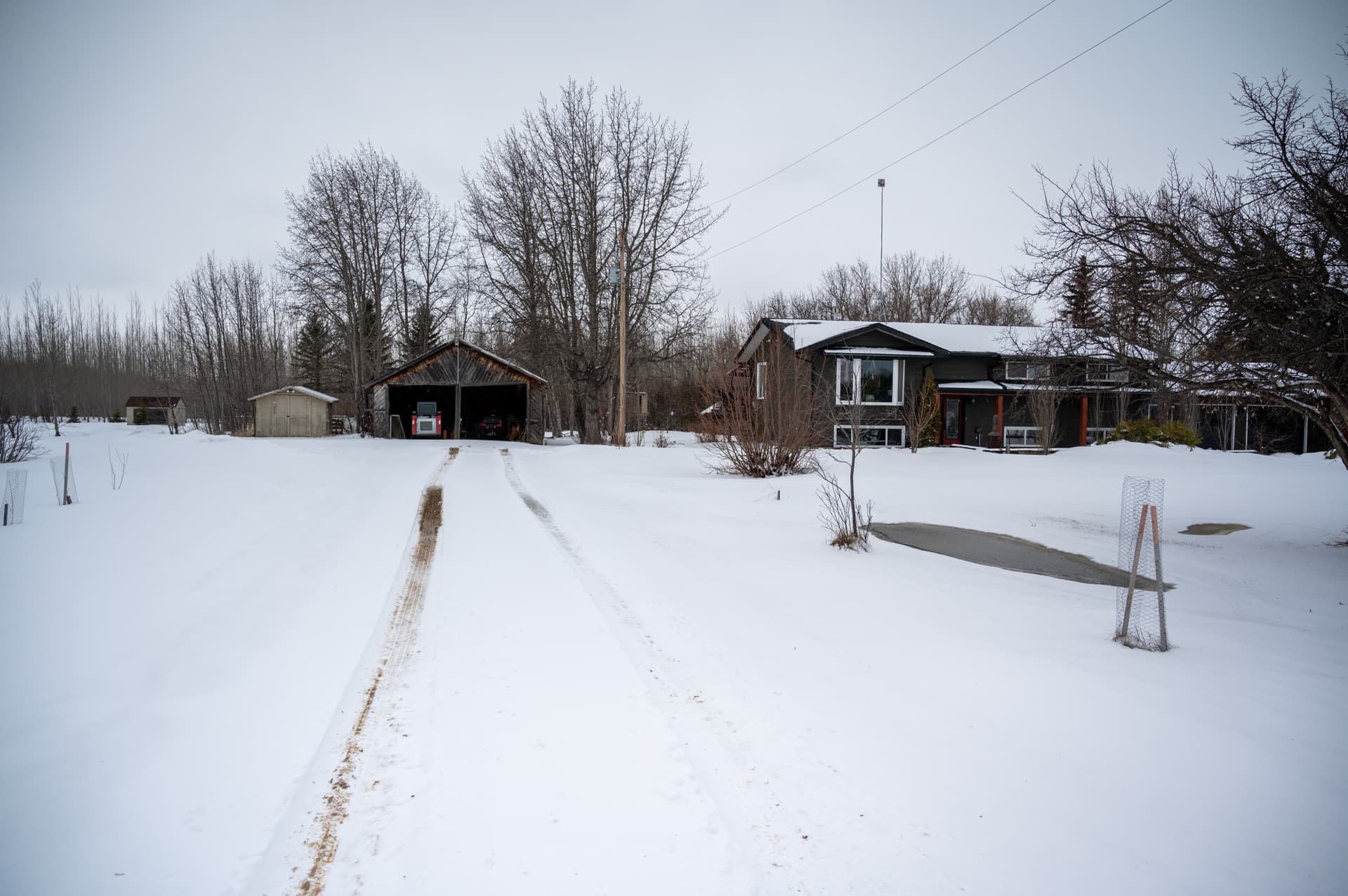 Front approach in the country acreage delivery demo